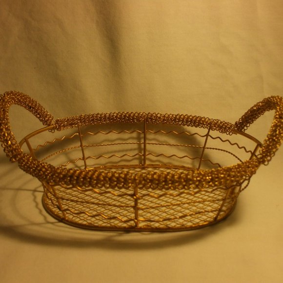 Golden oval metal basket - Picture 1 of 9